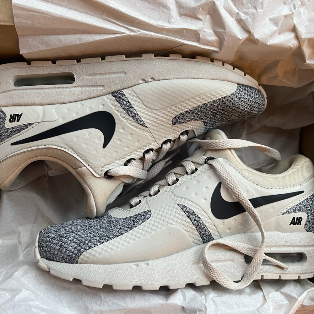 5.5Y/Women’s 7 Nike Air Max Zeros